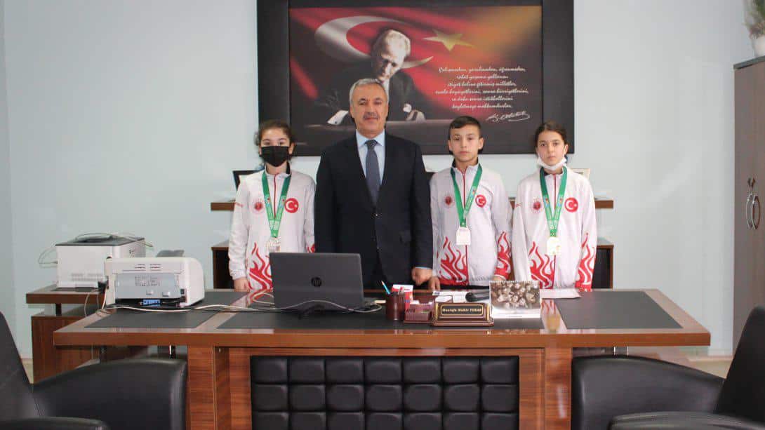 Şampiyonlar İlçe Milli Eğitim Müdürü Mustafa Mahir TURAN'ı ziyaret etti.